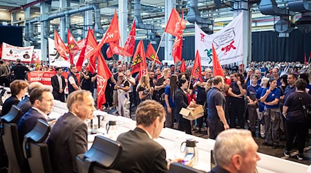 Auf der Betriebsversammlung in Wolfsburg begrüßen Mitarbeiter den Vorstand mit scharfem Protest gegen die jüngsten Sparpläne. / Foto: Moritz Frankenberg/dpa Pool/dpa