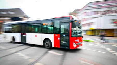 Der Umgang mit Bargeld in Bussen ist gerade Thema im Raum Bremen. (Symboldbild) / Foto: Sina Schuldt/dpa