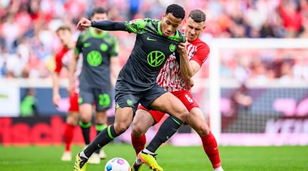 Der Belgier Aster Vranckx (l) hat überraschend seinen Vertrag beim VfL Wolfsburg verlängert. / Foto: Tom Weller/dpa