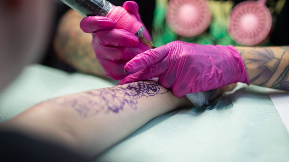 In der Kirche sind nur bestimmte Tattoo-Symbole möglich. (Symbolbild) / Foto: Sarah Knorr/dpa