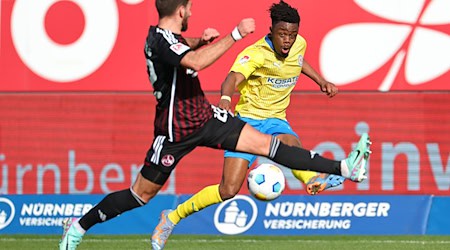 Anderson Lucoqui (r) wird von Eintracht Braunschweig in die 2. Mannschaft versetzt. / Foto: Daniel Karmann/dpa