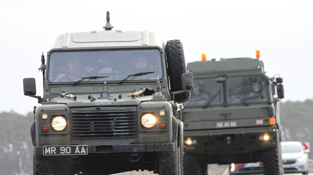 Mit solchen Fahrzeugen vom britischen Militär muss im September auf den Straßen Niedersachsens und NRW gerechnete werden. (Handoutfoto) / Foto: Detlef Schachel/Bundeswehr/dpa