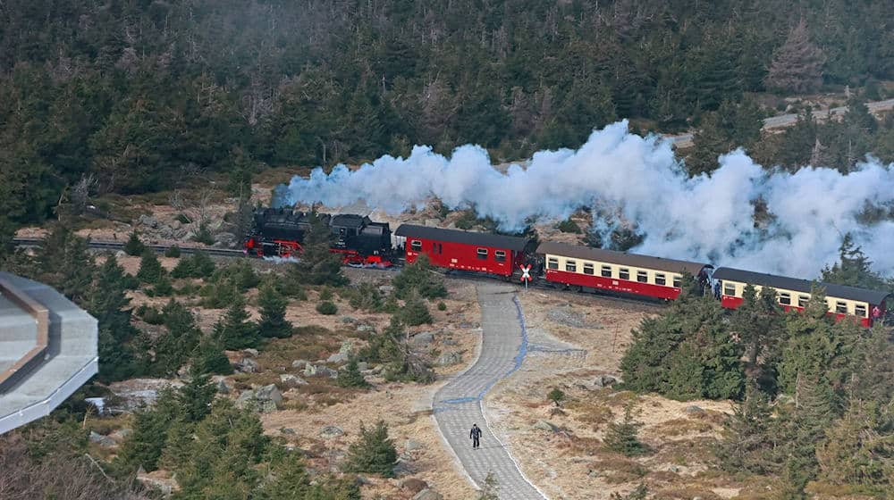 Der Betrieb der Brockenbahn ist weiterhin ausgesetzt. (Archivbild) / Foto: Matthias Bein/dpa