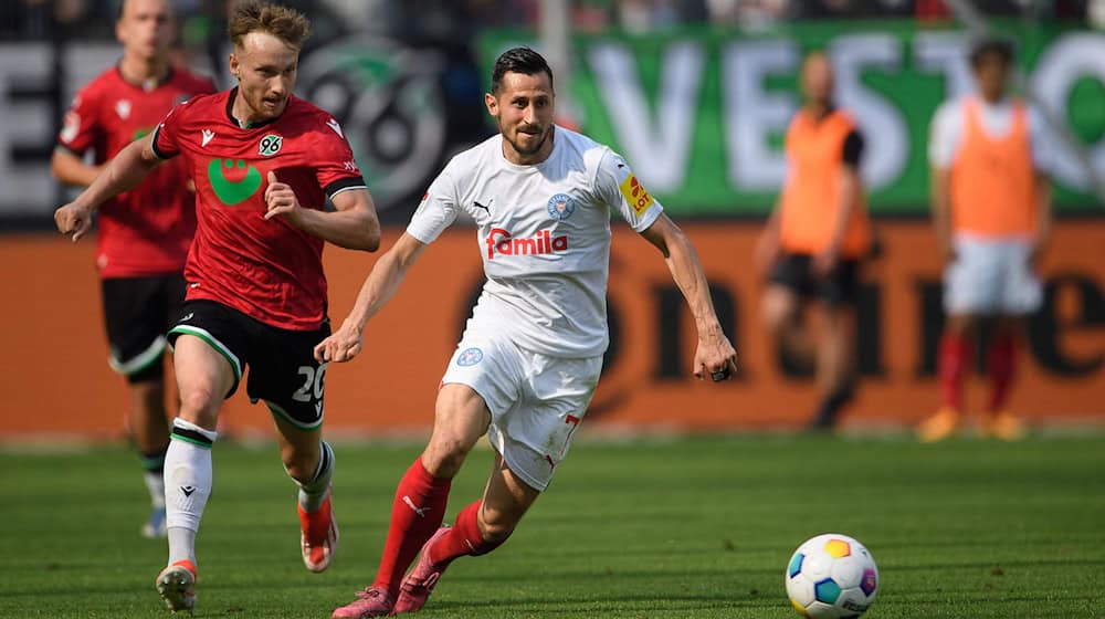 Hoffnungsträger bei Holstein Kiel: Offensivspieler Steven Skrzybski (r). / Foto: Swen Pförtner/dpa