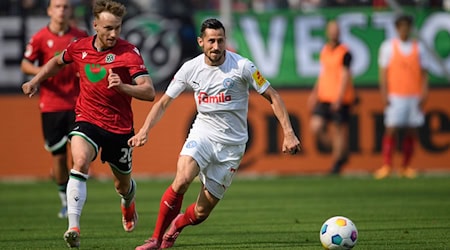 Hoffnungsträger bei Holstein Kiel: Offensivspieler Steven Skrzybski (r). / Foto: Swen Pförtner/dpa