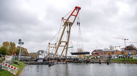 Nach mehreren Jahren Sanierungsarbeiten ist die Deichbrücke in Wilhelmshaven wieder für alle geöffnet. (Archivfoto) / Foto: Sina Schuldt/dpa