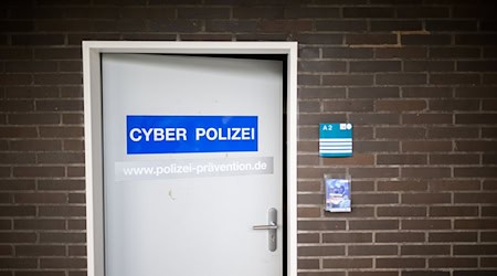 Mit Durchsuchungen in sechs Bundesländern ist die Polizei gegen Cybermobbing und Cyberstalking vorgegangen. (Symbolbild) / Foto: Julian Stratenschulte/dpa