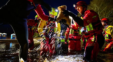 Retter im Einsatz bei Hochwasser sollten sich möglichst nicht selbst in Gefahr bringen - dafür müssen sie üben, meint die DLRG. (Symbolbild) / Foto: Philipp Schulze/dpa