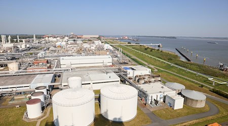 In Stade wird wegen möglicher Drohnenflüge über Industriestandorten ermittelt. (Archivbild) / Foto: Georg Wendt/dpa