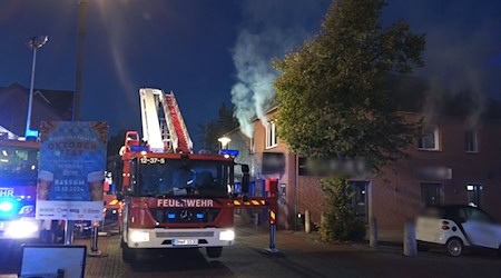 Bei einem Zimmerbrand in einem Wohn- und Geschäftsgebäude in Syke im Landkreis Diepholz ist ein Mann gestorben.  / Foto: Kai Moorschlatt/NWM-TV/dpa