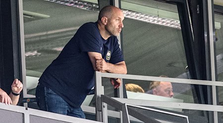 Den Sieg über Fürth verfolgte Braunschweigs Trainer Daniel Scherning von der Tribüne aus. / Foto: Swen Pförtner/dpa