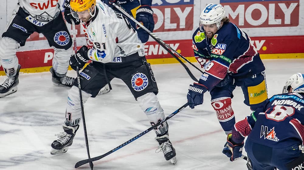 Miha Verlic (l) erzielte das 1:0 für Bremerhaven. / Foto: Andreas Gora/dpa