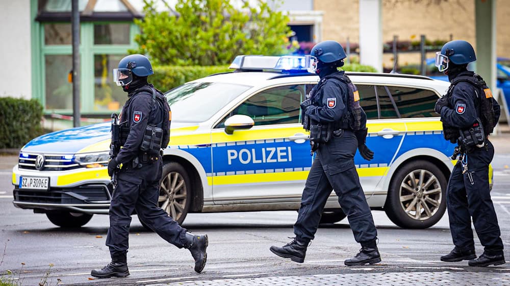 Eine verdächtige Person an einer Schule hat in Peine einen Großeinsatz der Polizei ausgelöst. / Foto: Moritz Frankenberg/dpa