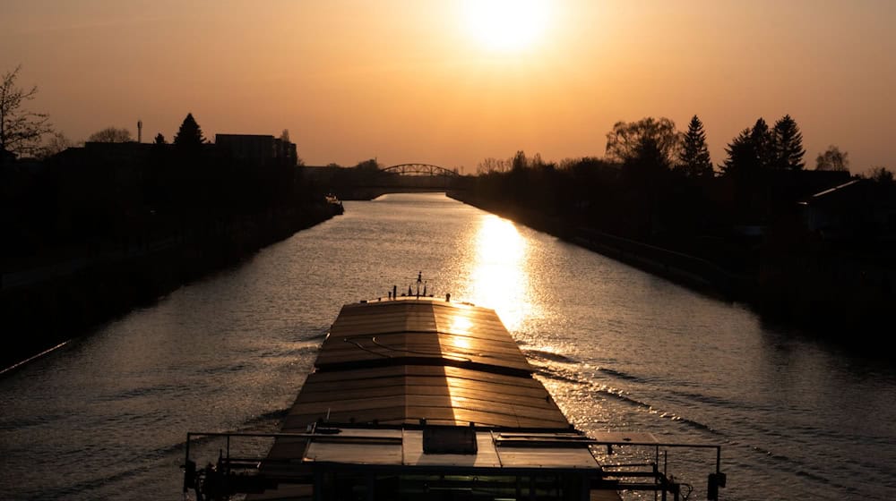 Frachtschiff in der Abendsonne: Der Bund wird den Ausbau des Cuxhavener Hafens mit 200 Millionen Euro fördern. (Symbolbild) / Foto: David Hutzler/dpa