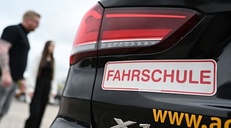 In der Region Lüneburg müssen Fahrschüler länger auf einen Prüfungstermin warten. (Archivbild) / Foto: Lars Penning/dpa