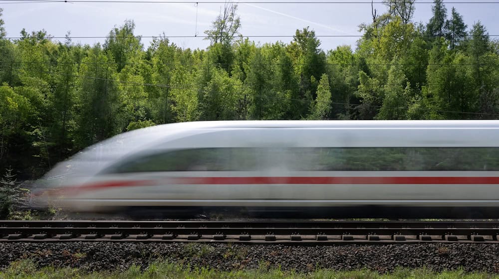 Fernverkehrszüge müssen zwischen Wolfsburg und Berlin umgeleitet werden. / Foto: Boris Roessler/dpa