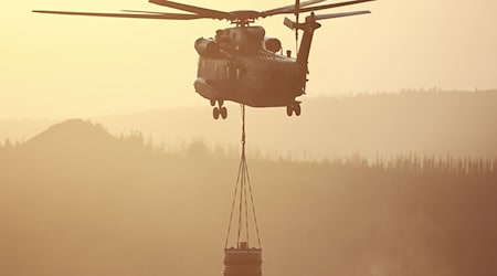 Die Brandbekämpfung am Brocken dauert weiter an, auch mit Unterstützung von Hubschraubern (Foto aktuell). / Foto: Matthias Bein/dpa