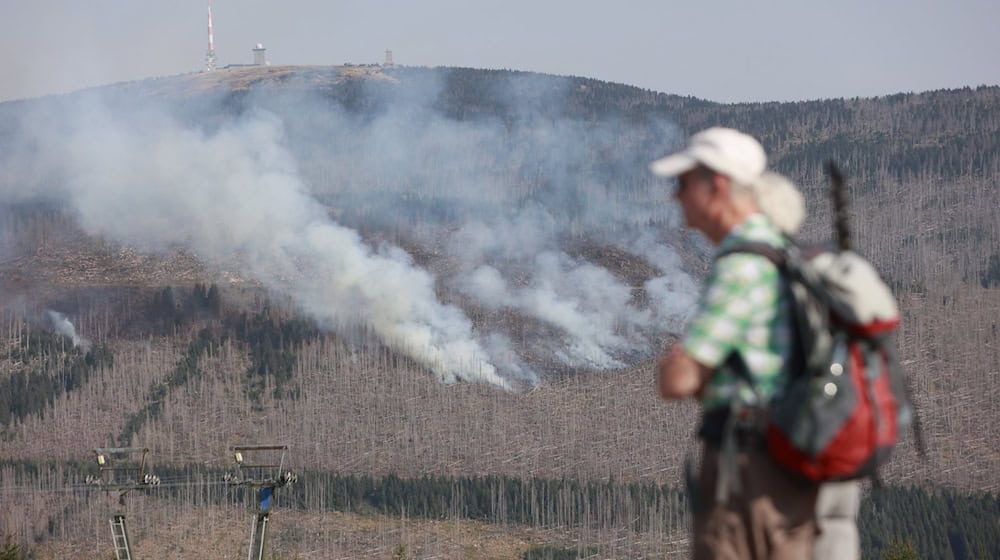 Der Brand unterhalb des Brockens im Harz ist noch nicht unter Kontrolle (Foto aktuell).  / Foto: Matthias Bein/dpa