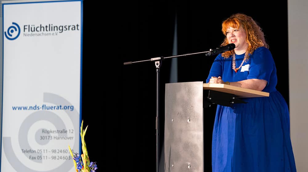 Die Vorstandsvorsitzende vom Flüchtlingsrat Niedersachsen Claire Deery moderiert die Jubiläumsveranstaltung am Samstag. / Foto: Michael Matthey/dpa