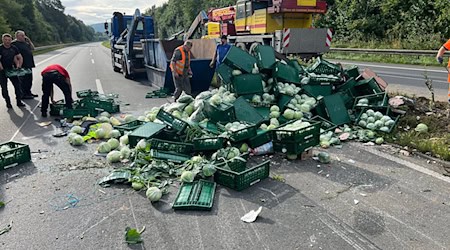 Bei dem Unfall wurde auch die mittlere Leitplanke beschädigt. / Foto: -/Nord-West-Media TV/dpa