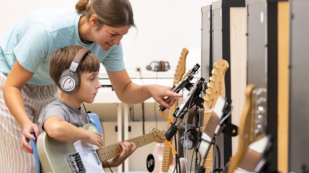 Eine Grundschule im Landkreis Cloppenburg will das Erlernen eines Instruments erleichtern. (Foto Produktion) / Foto: Markus Hibbeler/dpa