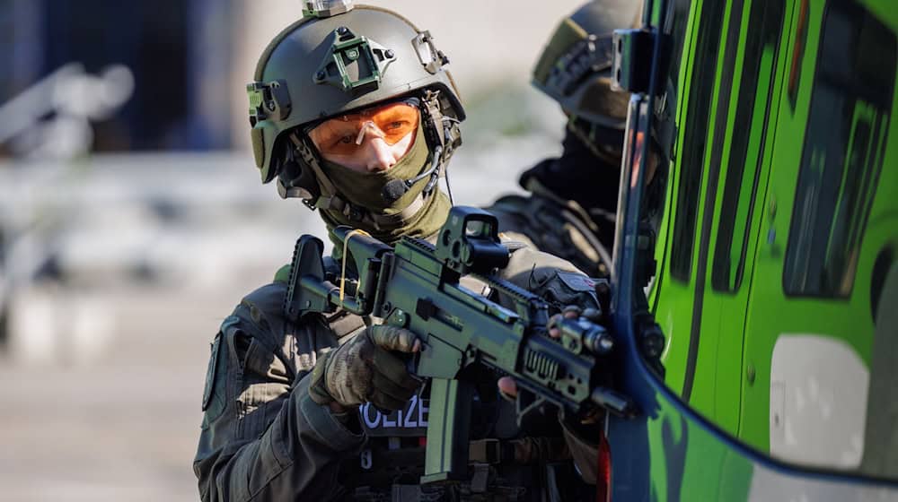 Einsatzkräfte der Polizei und von anderen Behörden simulieren in Hannover einen Terroranschlag. / Foto: Ole Spata/dpa