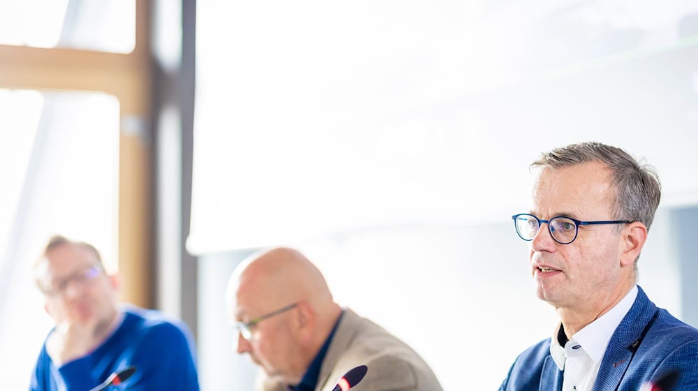 Bajus (r) teilt die skeptische Einschätzung seiner Partei im Bundestag. (Archivbild) / Foto: Moritz Frankenberg/dpa