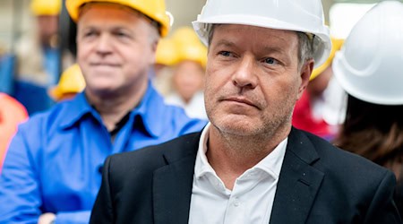 Am Vortag noch bei der kriselnden Meyer Werft, nun besucht Wirtschaftsminister Habeck das VW-Werk in Emden. / Foto: Hauke-Christian Dittrich/dpa