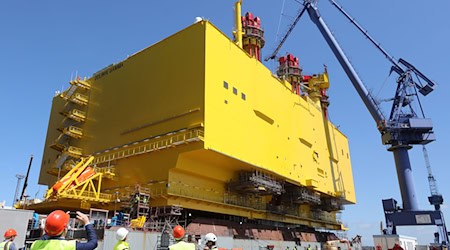 Auf einer Werft in Rostock schwimmt eine Offshore-Konverterplattform im Dock. / Foto: Bernd Wüstneck/dpa-Zentralbild/dpa