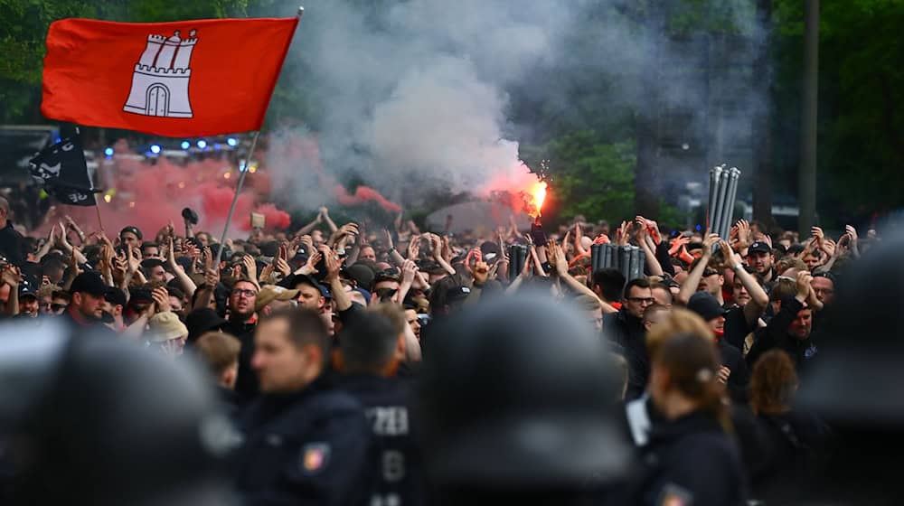 Hamburg will eine Beteiligung der Vereine an den Kosten für Polizeieinsätze bei Fußballspielen der Ersten und Zweiten Bundesliga prüfen. / Foto: ---/dpa