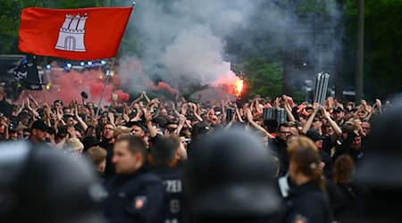 Hamburg will eine Beteiligung der Vereine an den Kosten für Polizeieinsätze bei Fußballspielen der Ersten und Zweiten Bundesliga prüfen. / Foto: ---/dpa