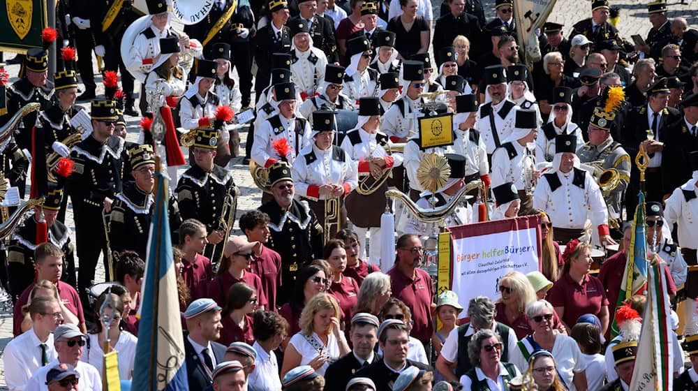 Hunderte Teilnehmer in Bergbau-Uniformen zogen durch Clausthal-Zellerfeld. / Foto: Swen Pförtner/dpa