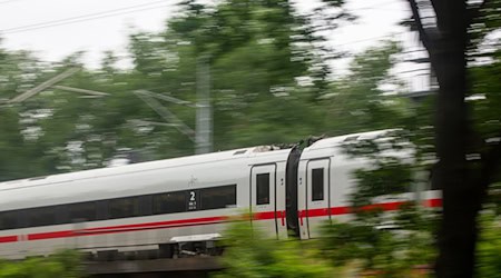 Etwa 200 Fahrgäste mussten in einen anderen Zug umsteigen. (Symbolbild) / Foto: Fernando Gutierrez-Juarez/dpa