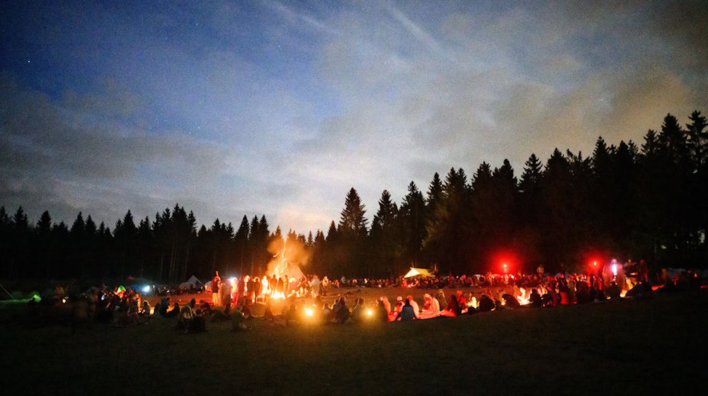 Die illegalen Feuer machten den Landkreisen wegen der Waldbrandgefahr sorgen. (Archivbild) / Foto: Julian Stratenschulte/dpa