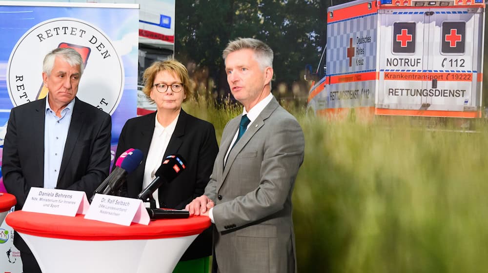 Hubert Meyer (l-r), Hauptgeschäftsführer Niedersächsischer Landkreistag (NLT), Daniela Behrens (SPD) und Ralf Selbach stehen bei einer Pressekonferenz zum Neustart des Bündnisses „Rettet den Rettungsdienst 2.0“ im DRK-Simulations- und Trainingszentrum. / Foto: Julian Stratenschulte/dpa