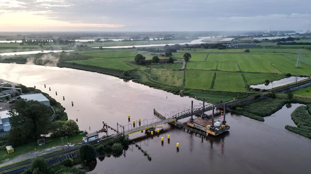 Ein Binnenschiff prallte am 23. Juli 2024 gegen die Brücke. (Archivbild) / Foto: Lars Penning/dpa