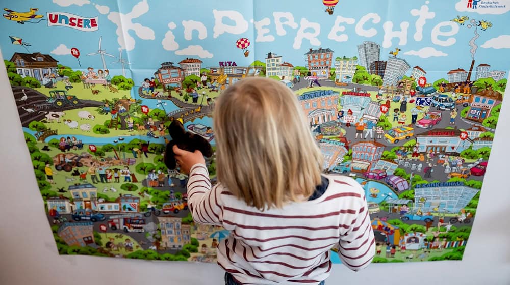 Zum Weltkindertag stellt der Kinderschutzbund seine neue Kampagne „Wen kümmert’s?“ vor. (Symbolbild) / Foto: Christoph Soeder/dpa