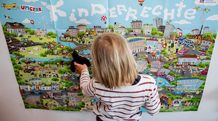 Zum Weltkindertag stellt der Kinderschutzbund seine neue Kampagne „Wen kümmert’s?“ vor. (Symbolbild) / Foto: Christoph Soeder/dpa