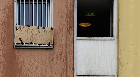 Wegen eines Corona-Ausbruchs war ein bewohnter Wohnblock mehrere Tage abgeriegelt - rechtswidrig, wie sich später herausstellte. (Archivbild) / Foto: Swen Pförtner/dpa