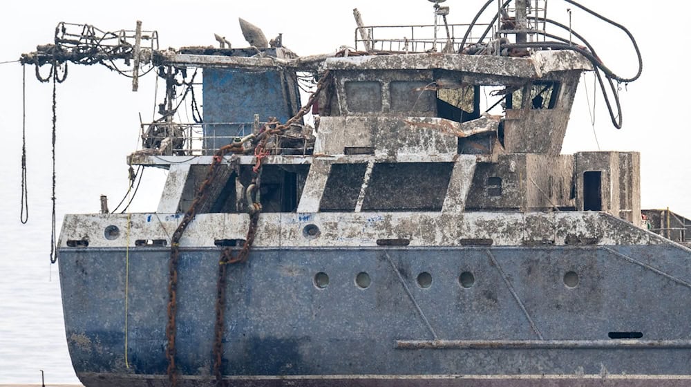 Die beiden Wrackteile des gesunkenen Frachters «Verity» sind geborgen worden. Für die Bergung wurde das Schiff unter Wasser in zwei Teile geschnitten. / Foto: Sina Schuldt/dpa