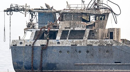 Die beiden Wrackteile des gesunkenen Frachters «Verity» sind geborgen worden. Für die Bergung wurde das Schiff unter Wasser in zwei Teile geschnitten. / Foto: Sina Schuldt/dpa