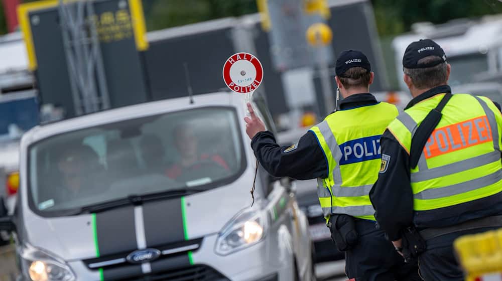 Die Grenzkontrollen in Niedersachsen an der deutsch-niederländischen Grenze starten am Montag. (Symbolbild) / Foto: Peter Kneffel/dpa