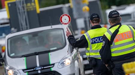 Die Grenzkontrollen in Niedersachsen an der deutsch-niederländischen Grenze starten am Montag. (Symbolbild) / Foto: Peter Kneffel/dpa