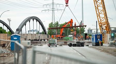 Brückenarbeiten wie hier in Hamburg werden auch in Niedersachsen vielerorts dringend benötigt. (Archivbild) / Foto: Jonas Walzberg/dpa