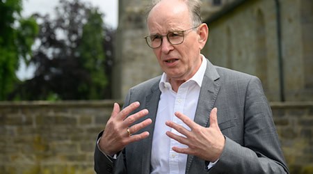 Fühlen sich Landwirte von den Fragen rund um Haltungsformen und Tierwohl überfordert? Das meint Hannovers Landesbischof Ralf Meister. (Archivbild) / Foto: Julian Stratenschulte/dpa