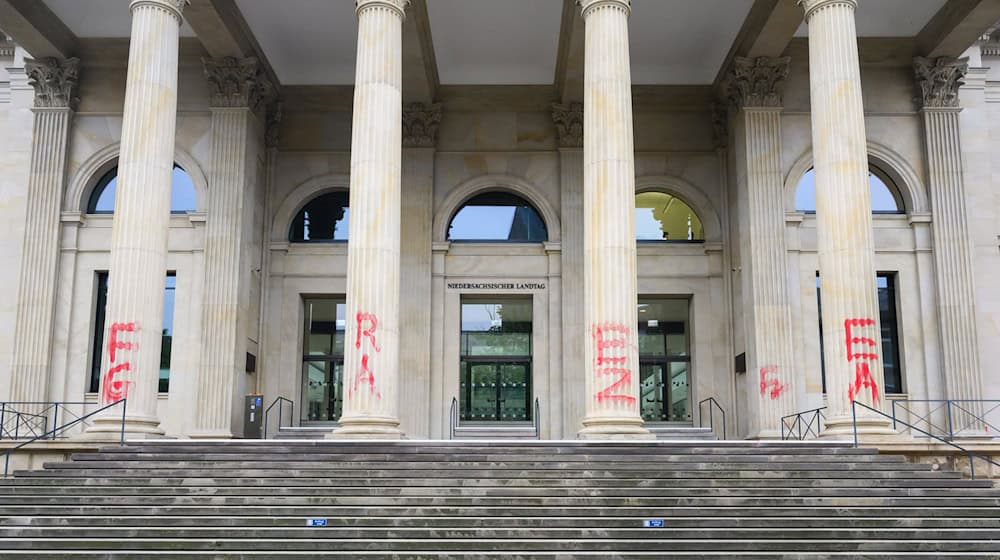 Mit roter Farbe wurde die Parole «Free Gaza» auf das Landtagsgebäude geschmiert. / Foto: Julian Stratenschulte/dpa