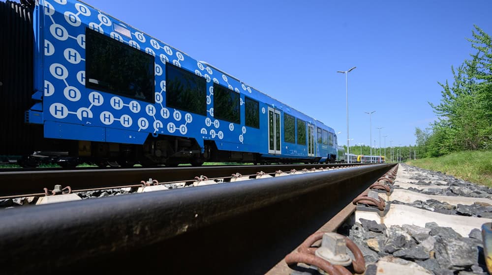 Seit Ende 2022 sind die Wasserstoffzüge zwischen Cuxhaven und Buxtehude unterwegs. (Archivbild) / Foto: Julian Stratenschulte/dpa