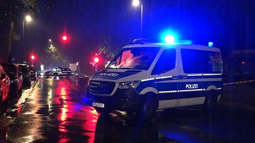 Bei einer Auseinandersetzung in Bremen sind mehrere Männer verletzt worden. Einer von ihnen wurde schwer verletzt - mit einem Messer.  / Foto: Kai Moorschlatt/Nord-West-Media TV/dpa