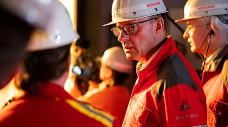 CDU-Chef Merz informiert sich im Stahlwerk Georgsmarienhütte über die Sorgen der energieintensiven Industrie. / Foto: Michael Matthey/dpa