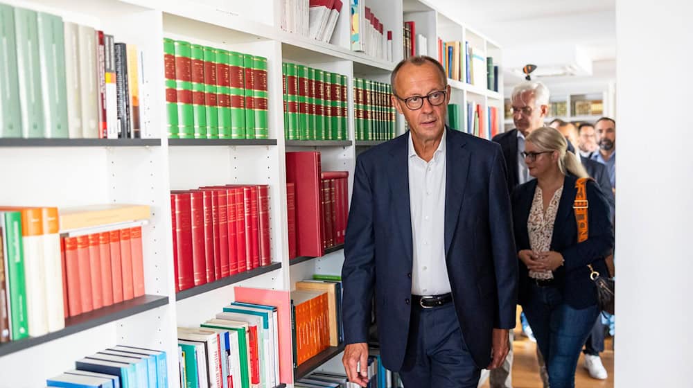 In Osnabrück hat sich CDU-Chef Merz über die Imam-Ausbildung in Deutschland informiert. / Foto: Michael Matthey/dpa